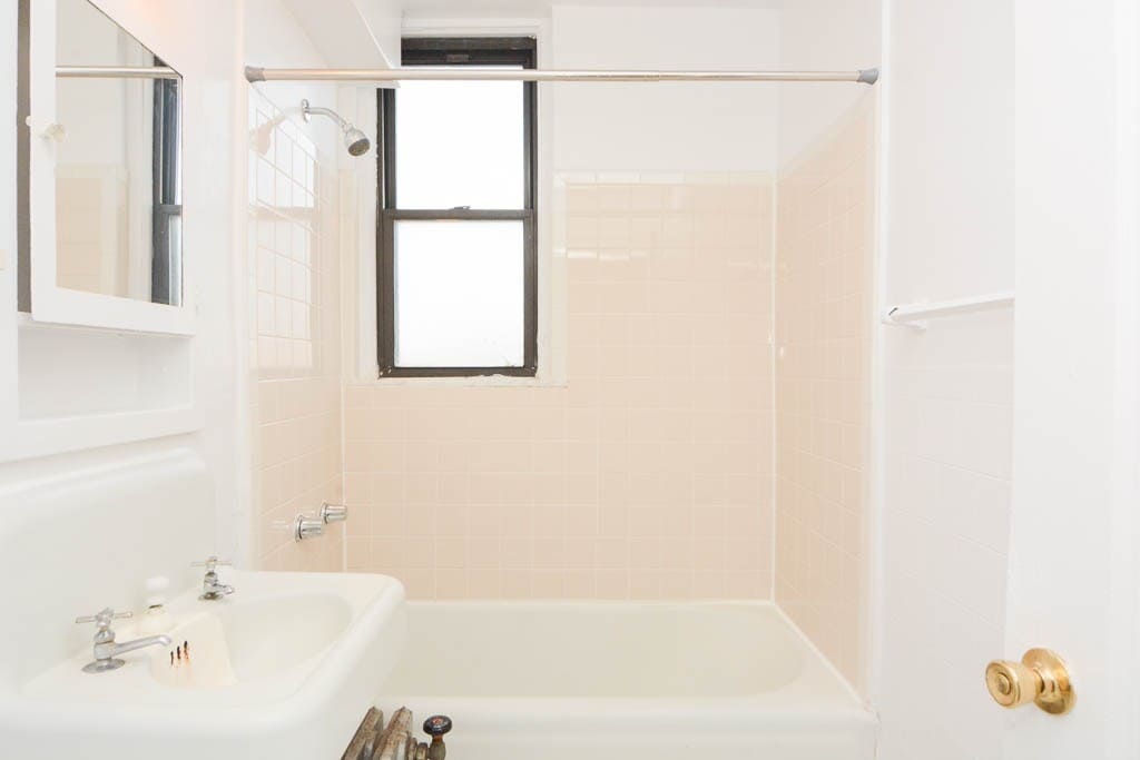 Building Photo - 3335 W Diversey Ave