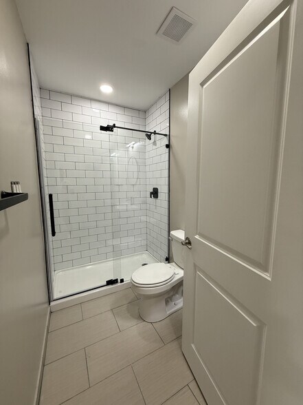 Building Photo - 204 S 41st St