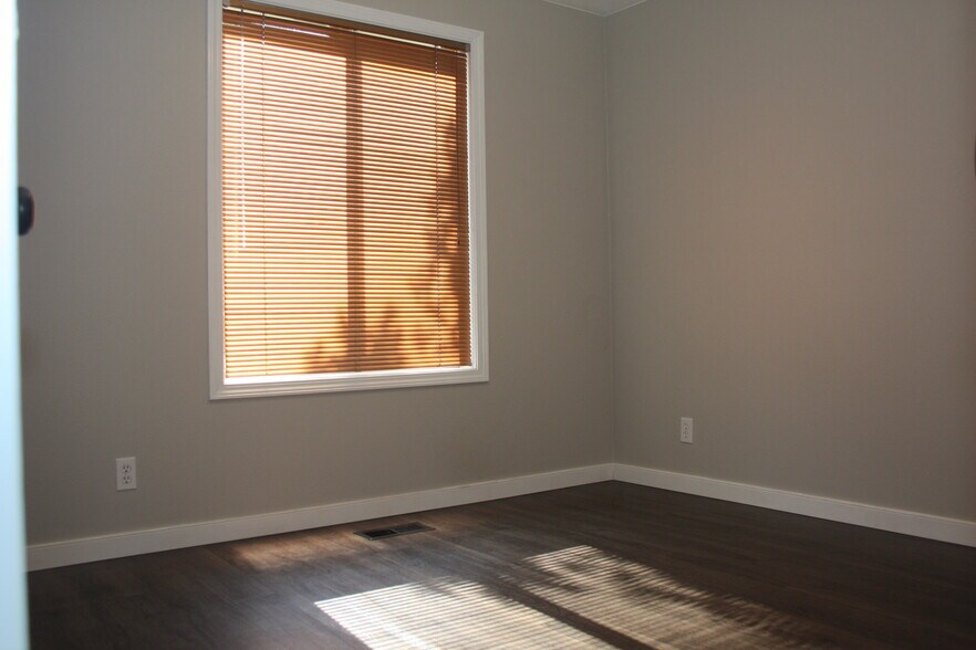 third bedroom - 3993 S Law Ave