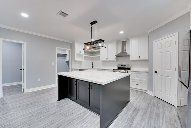 Building Photo - 10622 Rustling Oaks Dr