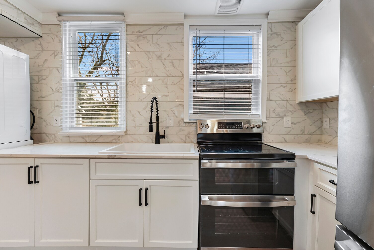 Building Photo - 711 W 44th St