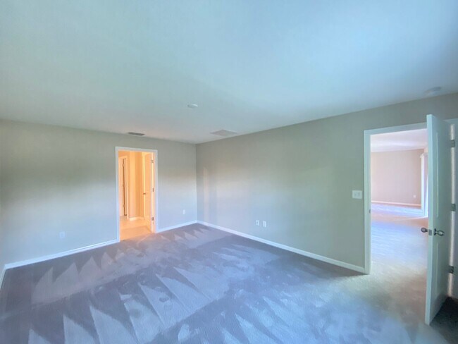 Building Photo - SW location 4/2/2 **WON'T LAST**