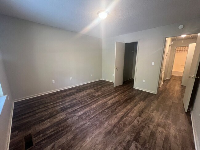 Building Photo - 4813 Oak Meadow Dr