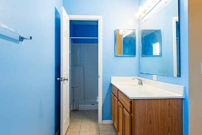 Building Photo - Spacious 4-Bed Groveland Home with Attached Garage, Central Air, and Private Patio