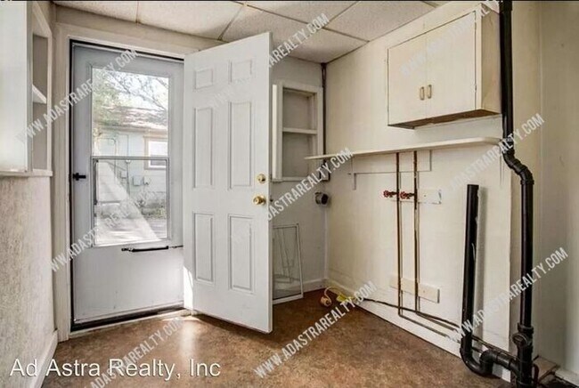 Building Photo - Awesome Location in Waldo-Available NOW!!