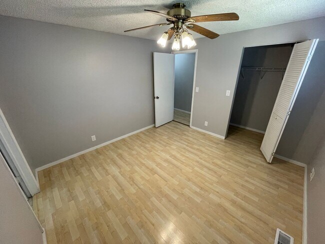 Building Photo - Hard to find 3 bedroom 2, bathroom.