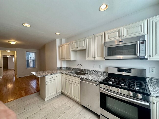 Building Photo - Apartment in Upper Fells Point!
