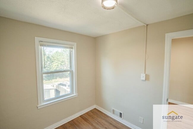 Building Photo - 5318 Patrick Henry Dr