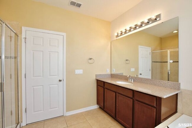 Building Photo - Gorgeous 4/3.5 Home with a Large Fenced Ba...