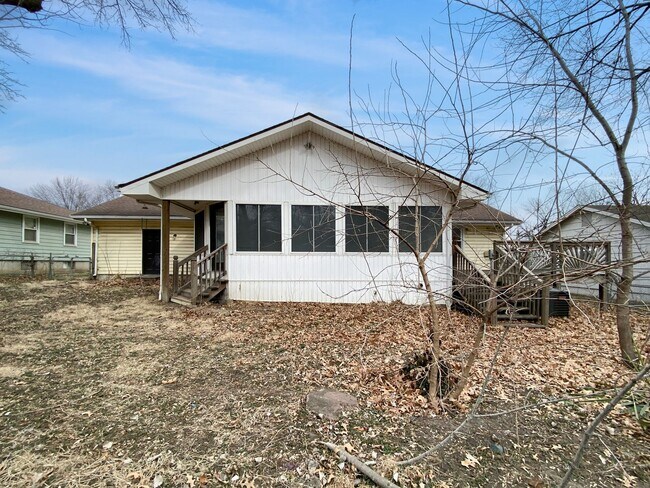 Building Photo - Beautiful 3 Bed 2.5 Bath Ranch Home with Garage in Raytown, MO