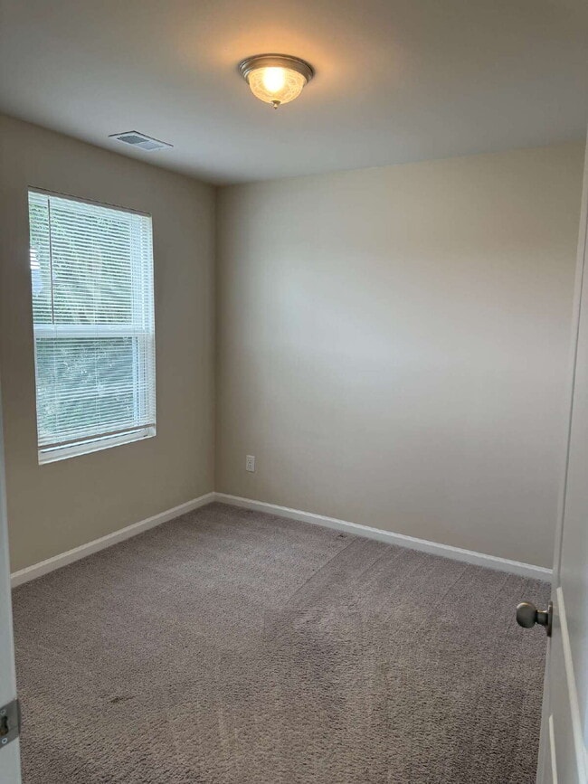 Building Photo - Charming 3-Bed Oasis with 2.5 Baths in Bea...