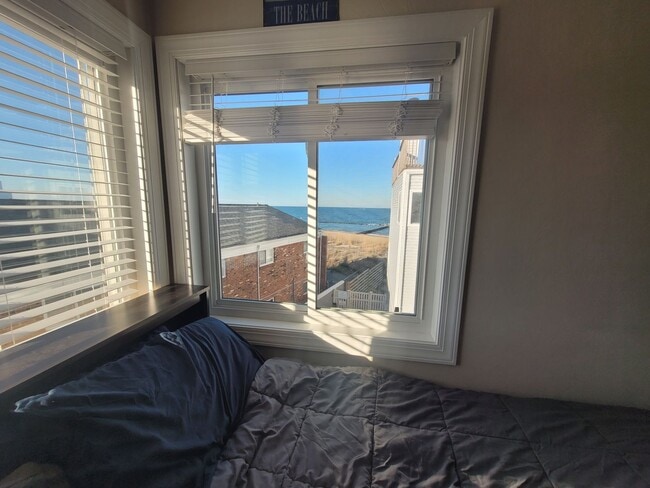 Building Photo - 2 Bedroom, 2.5 Bath Condo with with Ocean ...