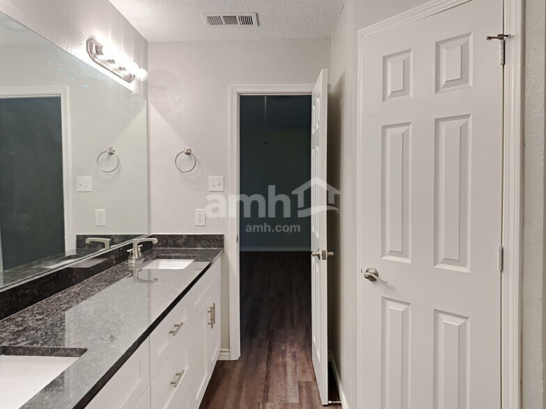 Building Photo - 11907 Santa Fe Trl