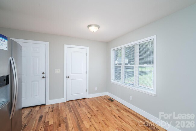 Building Photo - 412 Forest Dr