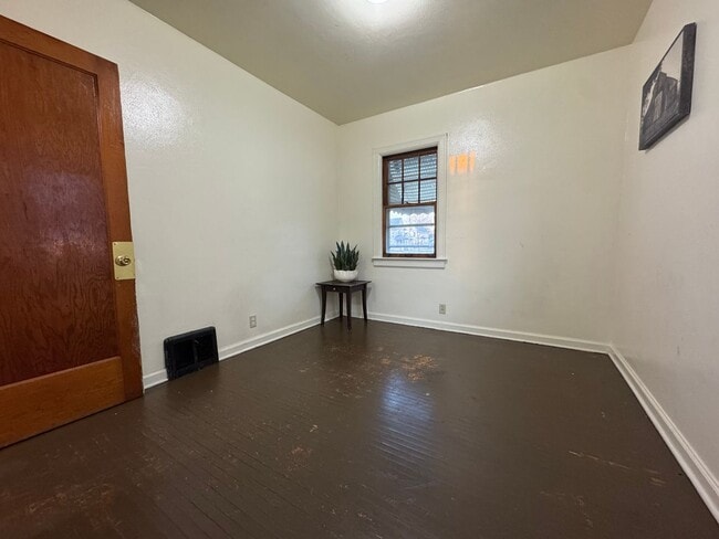 Building Photo - 3 bed, 1 bath home for rent in Waterloo