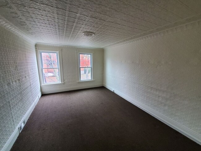 Building Photo - Large 2 Bedroom 2nd Floor Apartment Available Now. Close to 490!