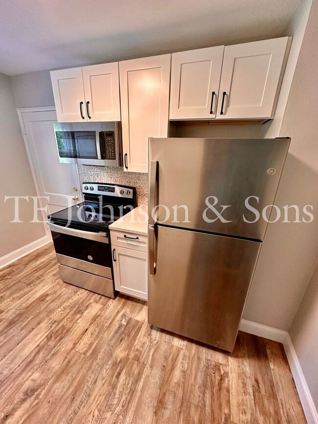 Building Photo - Charming 2 Bedroom Condo in Winston-Salem – Prime Location, Modern Comforts, and Convenience!