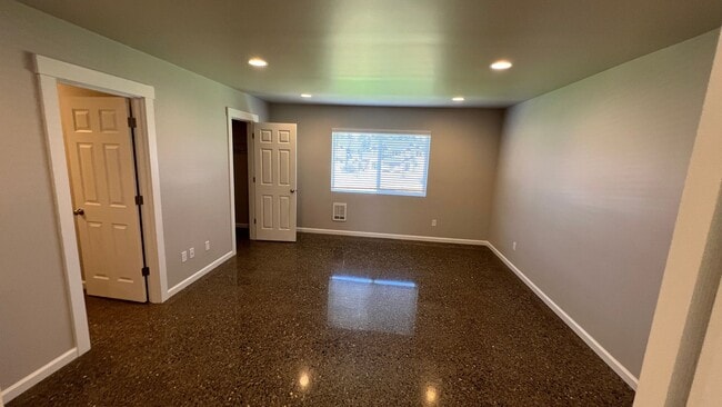 Building Photo - "Charming 3-Bedroom Duplex with 2 Full Bat...