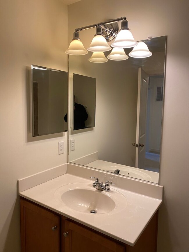 Building Photo - Stunning 3 Bedroom Townhouse in Gaithersburg!