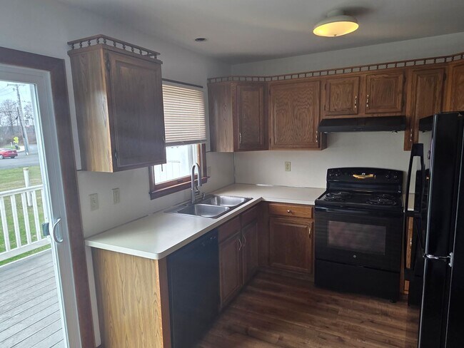 Building Photo - End Unit 2 Bedroom