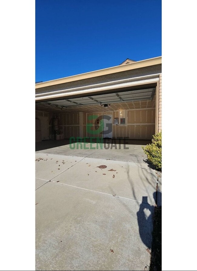 Building Photo - Available Now! 3 Bedroom 2 Bath Spacious Home in Tracy!!