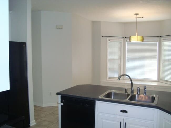 Building Photo - Ready to Rent!