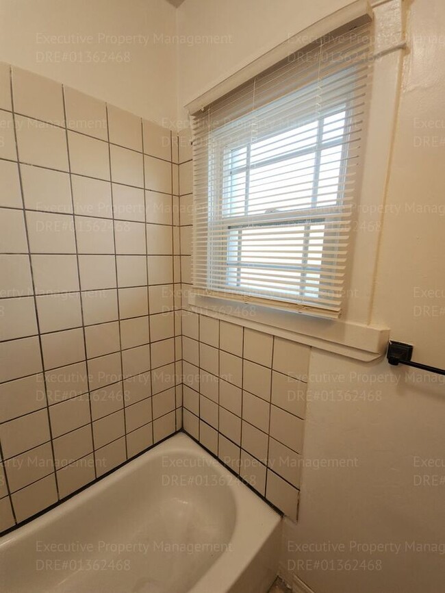 Building Photo - Move in ready. 3 bedrooms/ 1.5 bath, yard,...
