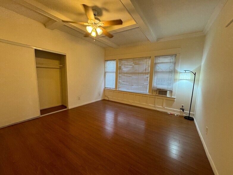 Building Photo - 1150 W 30th St