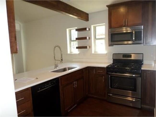 Building Photo - Stunning town home in the Ridgeview Place ...