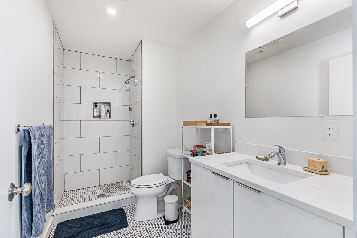 Building Photo - 123 Friendship St