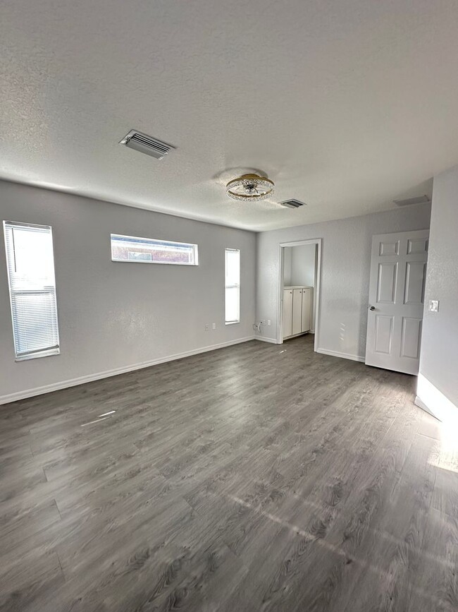 Building Photo - Beautifully Remodeled 3-Bedroom, 2-Bath Ho...