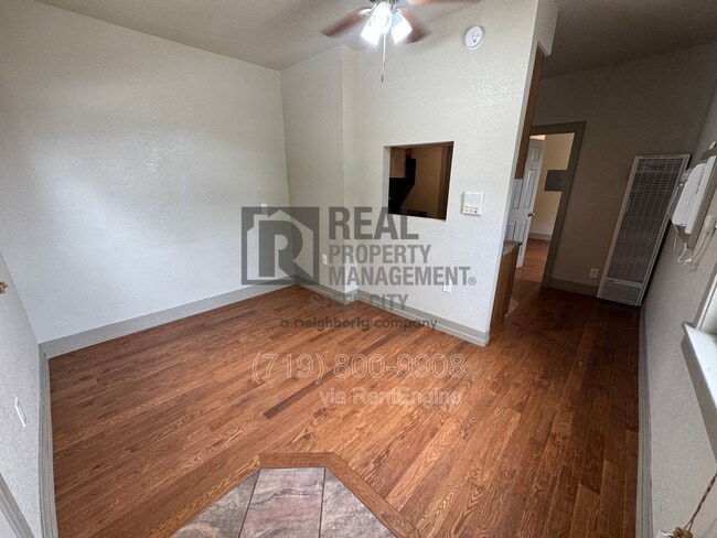 Building Photo - 902 W 11th St