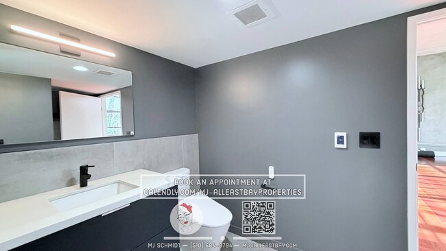 Building Photo - Sunny loft with in unit gym, heated floors in bathroom, contemporary kitchen, and includes water/...