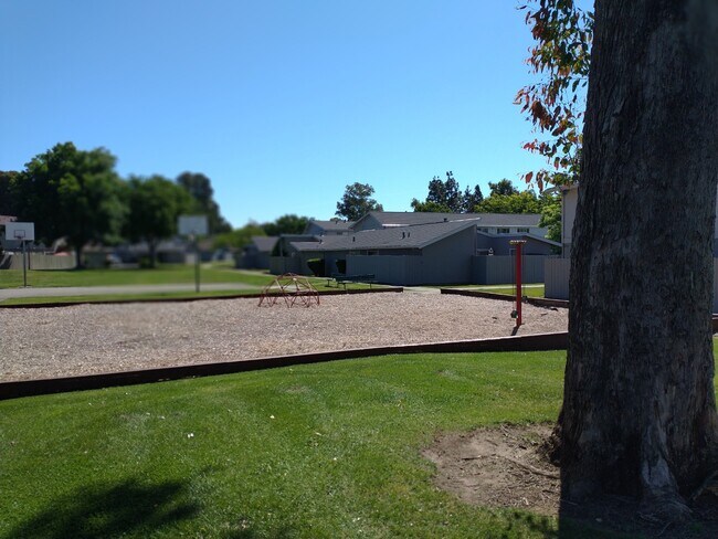 Building Photo - 195 Del Sur Ct