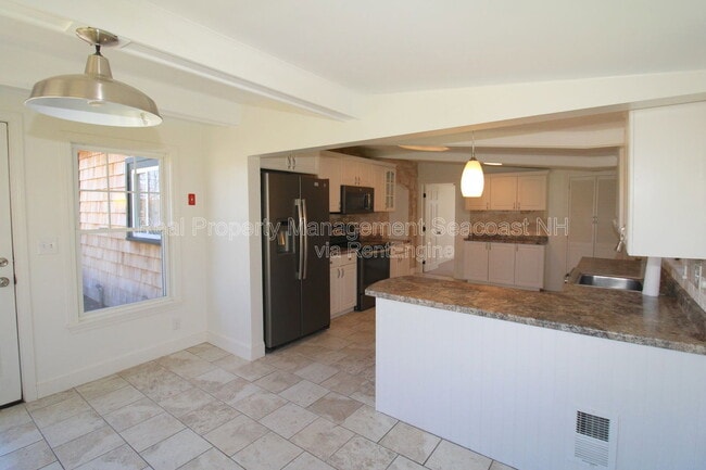 Building Photo - 94 Lakeshore Dr