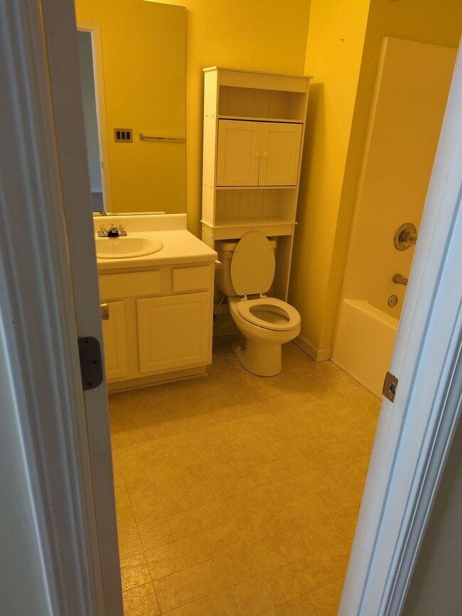 Building Photo - Nice Two Bedroom Duplex In A Great Location Available April 2026