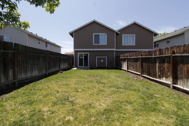 Building Photo - Charming 3-Bedroom townhouse with Garage &...