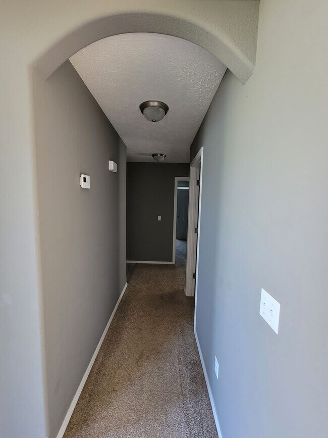 Building Photo - Beautiful & Spacious 3 Bedroom, 2 Bathroom...