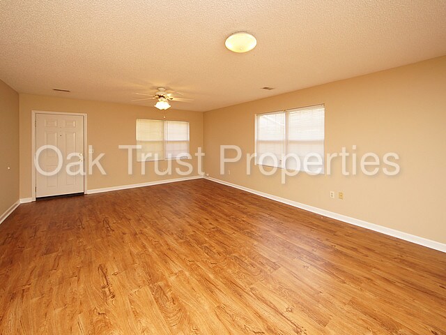 Building Photo - 733 Fort Johnson Rd