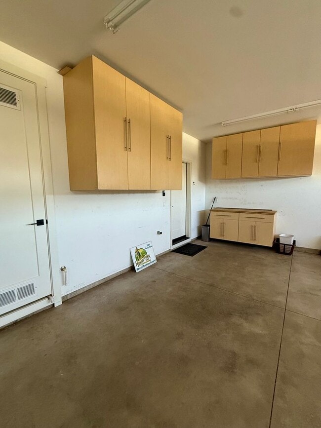 Building Photo - Welcome to this stunning 5-bedroom, 3.5-ba...