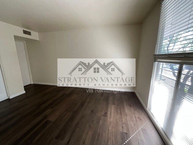 Building Photo - 6936 E 4th St