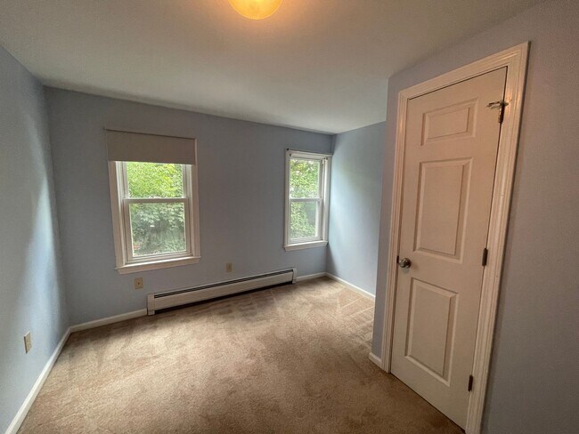 Building Photo - Spacious, two-story 3-bedroom apartment in Adams!