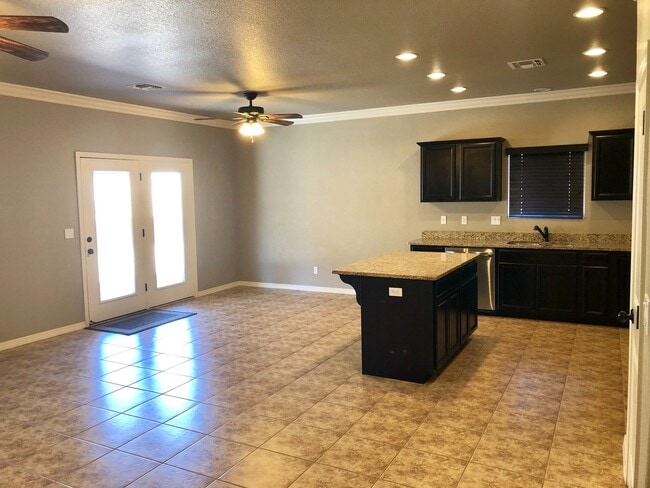 Building Photo - Spacious 4 Bedroom in Southern Vista Estates!
