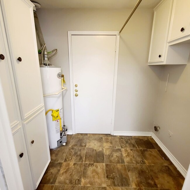 Building Photo - 11350/52 Quail Run St