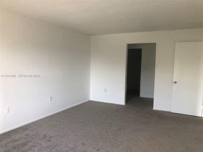 Building Photo - 1595 NE 135th St