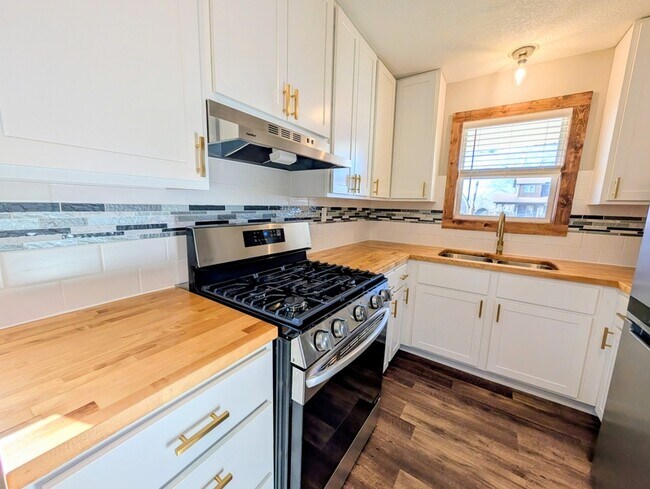 Building Photo - 906 S 1st St