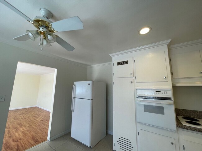 Building Photo - Unit 3