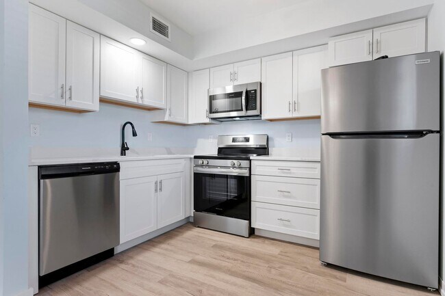 Building Photo - GORGEOUS FULLY RENOVATED 1st FLOOR 2 BEDROOM 1 BATHROOM CONDO LOCATED JUST 5 MINUTES FROM VENICE ...