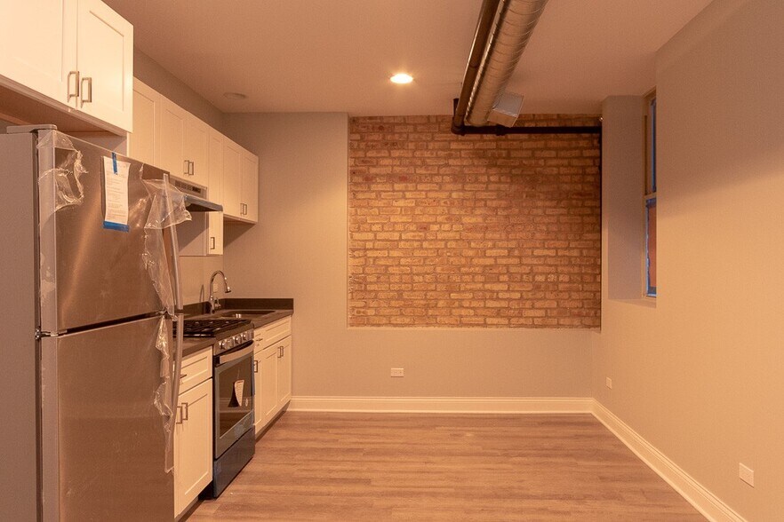 Building Photo - 1369 W Greenleaf Ave
