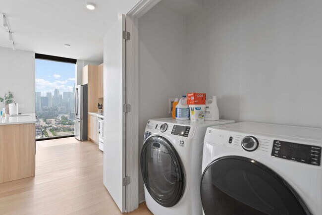 Building Photo - 901 W Blackhawk St